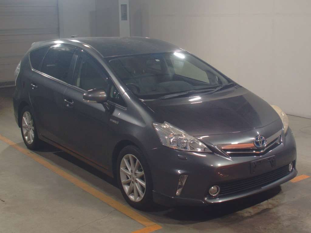 2011 Toyota Prius alpha ZVW41W[2]