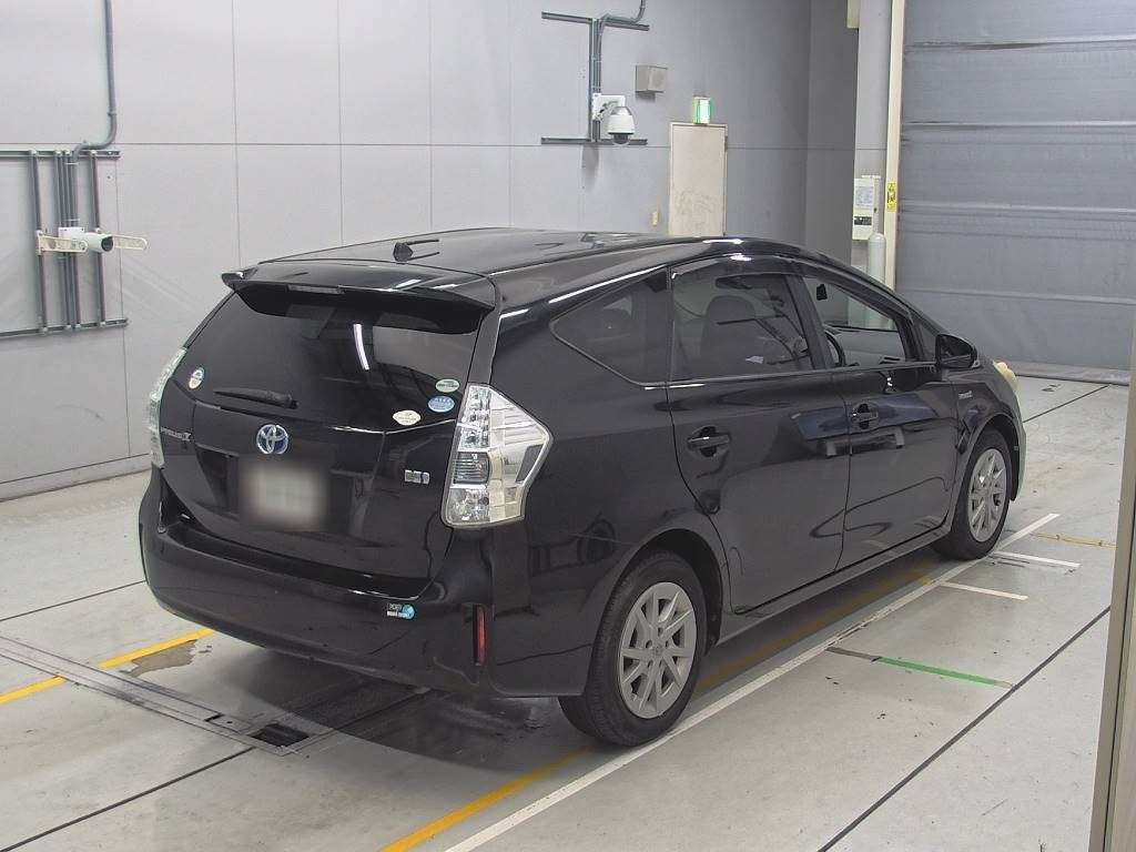 2011 Toyota Prius alpha ZVW41W[1]