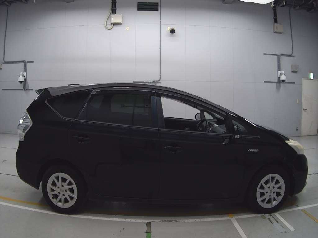 2011 Toyota Prius alpha ZVW41W[2]