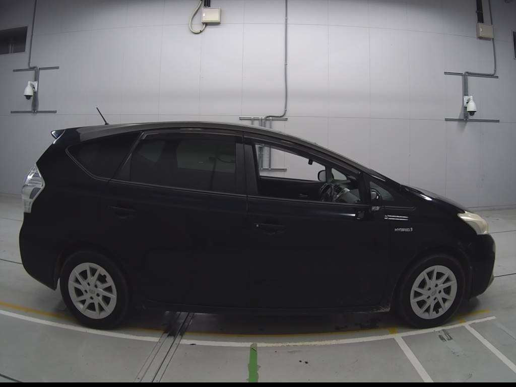 2012 Toyota Prius alpha ZVW41W[2]