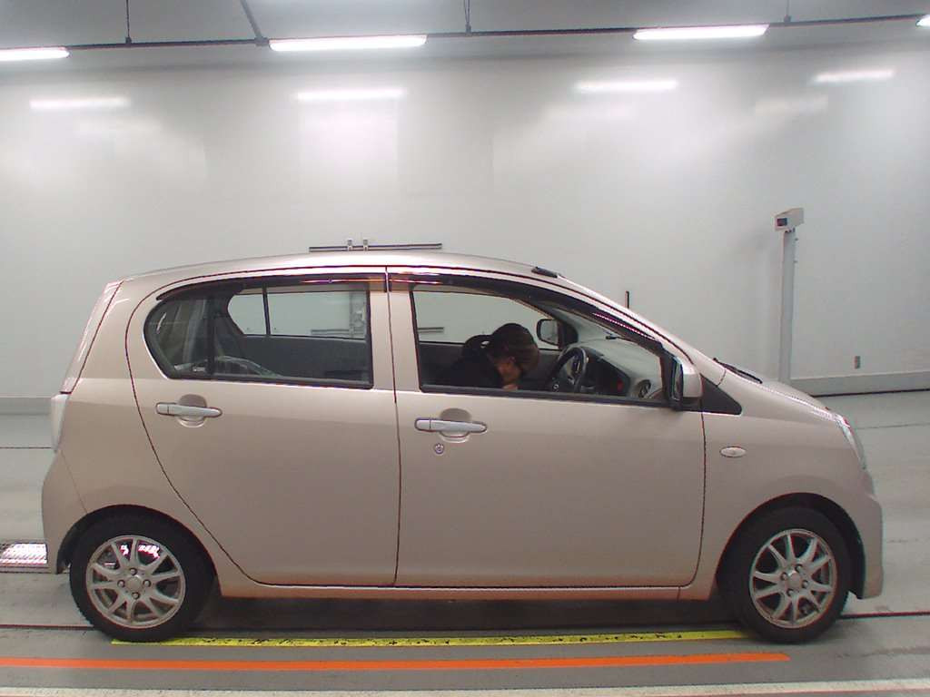 2014 Daihatsu Mira es LA300S[2]