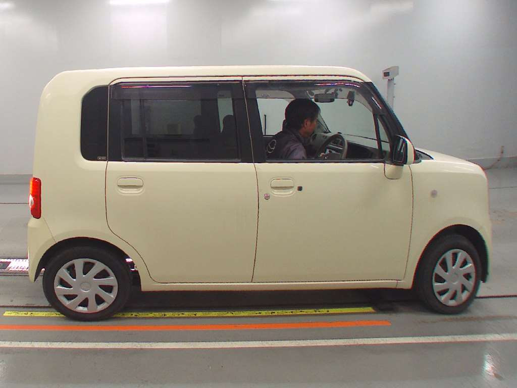 2011 Daihatsu Move Conte L585S[2]