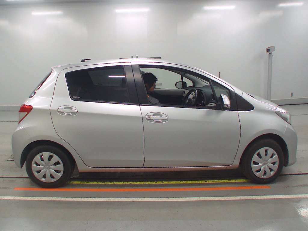 2013 Toyota Vitz KSP130[2]