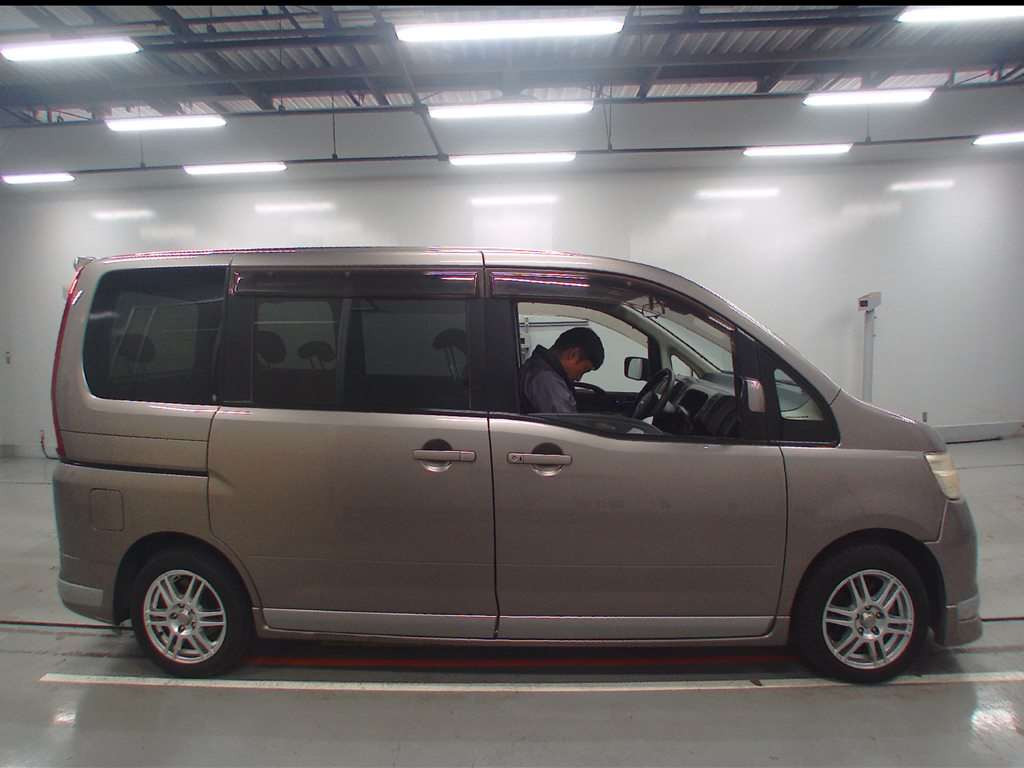 2005 Nissan Serena C25[2]