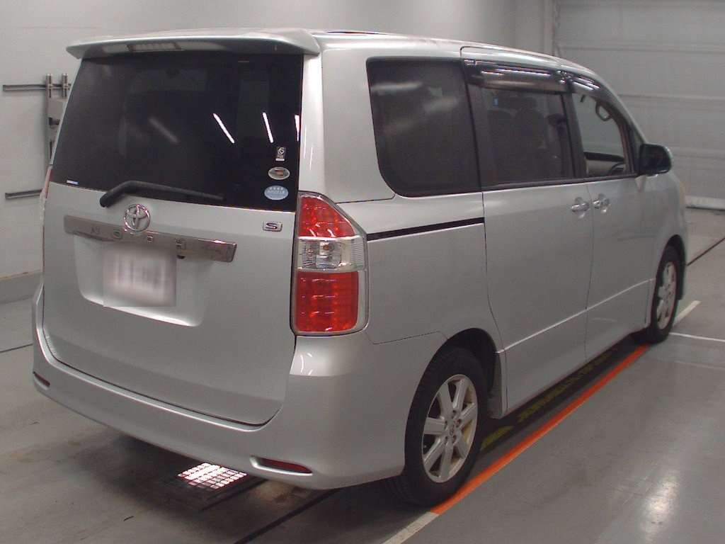 2009 Toyota Noah ZRR70W[1]