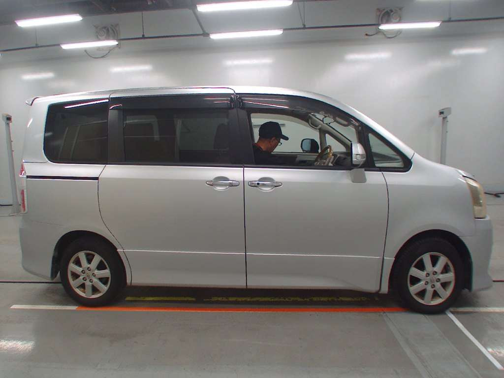 2009 Toyota Noah ZRR70W[2]