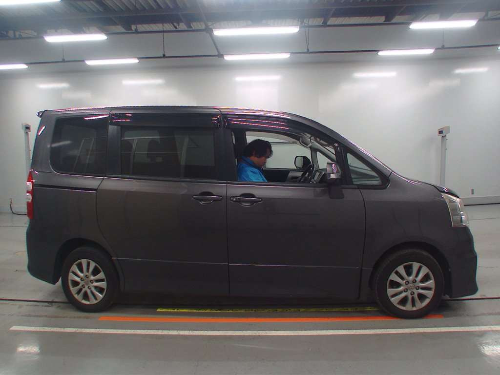 2010 Toyota Noah ZRR75W[2]