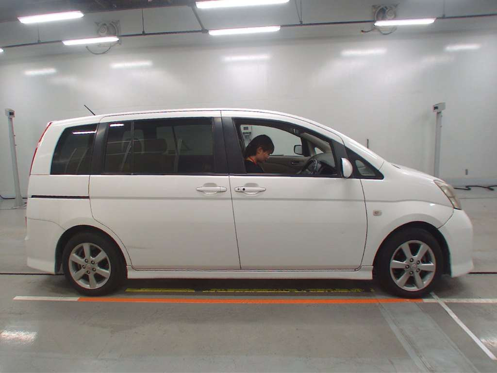 2006 Toyota Isis ANM10W[2]