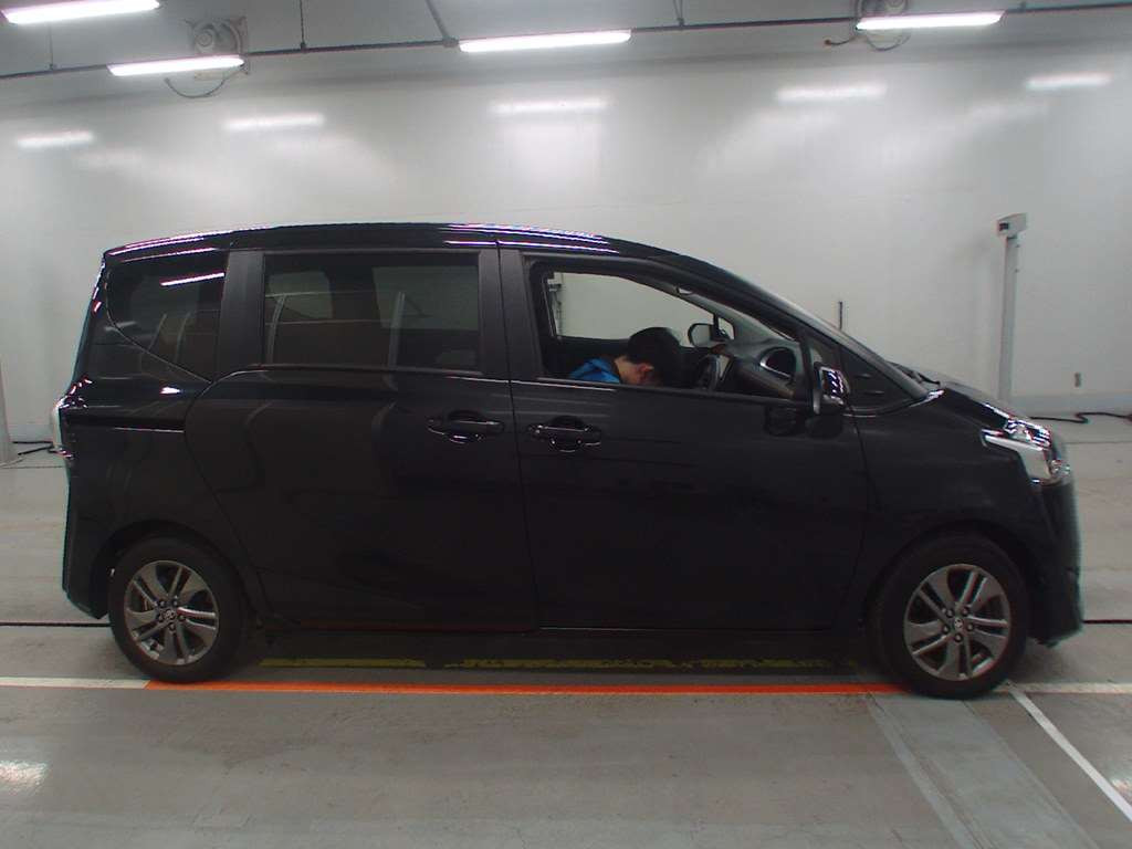 2015 Toyota Sienta NSP170G[2]