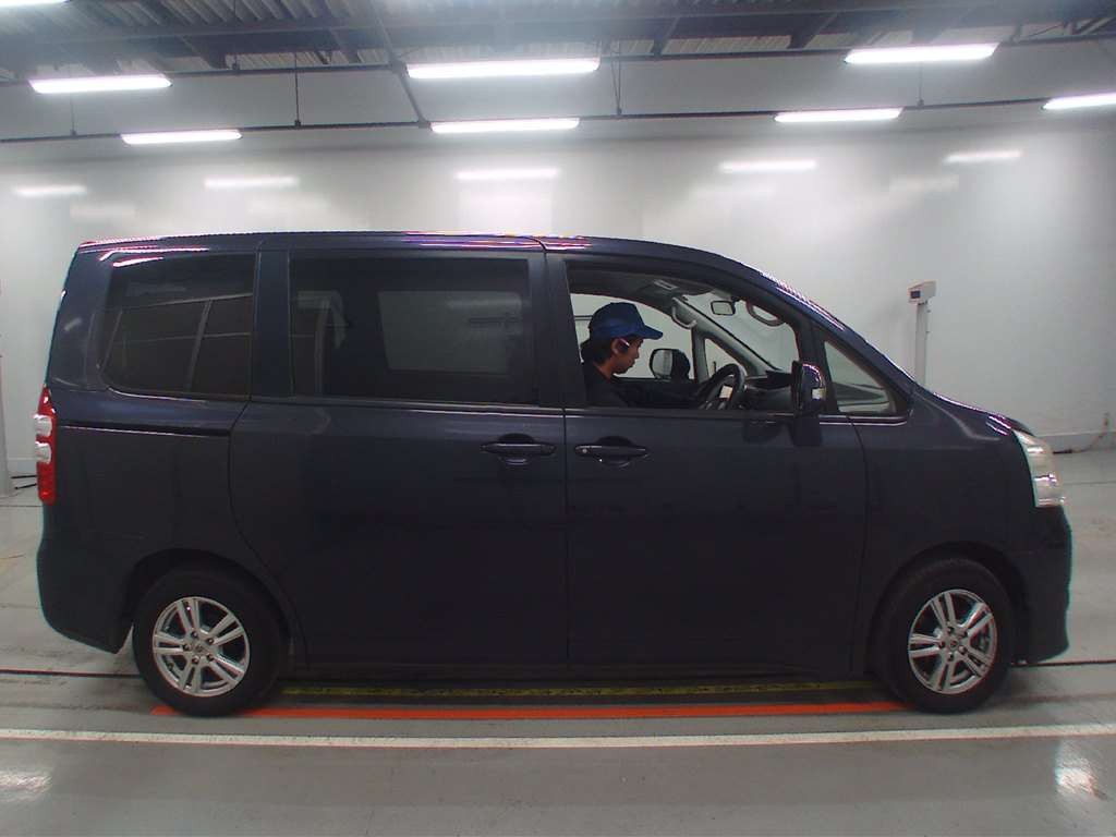 2012 Toyota Noah ZRR70G[2]