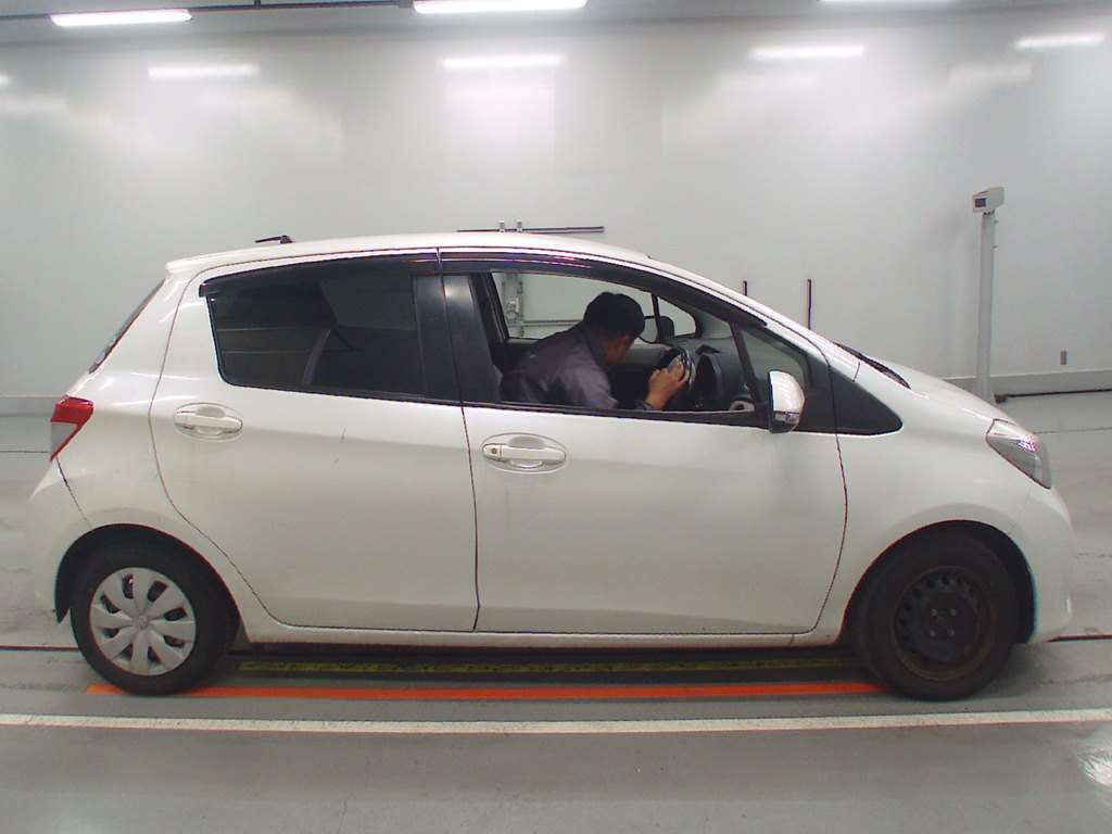 2014 Toyota Vitz NSP130[2]