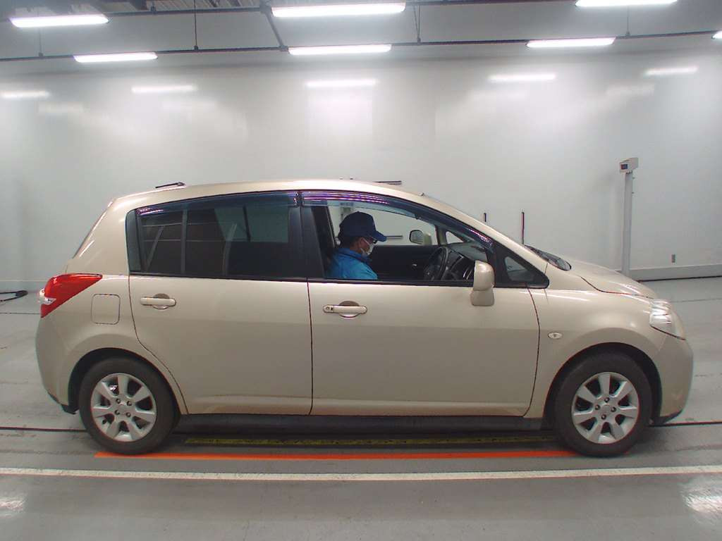 2011 Nissan Tiida C11[2]