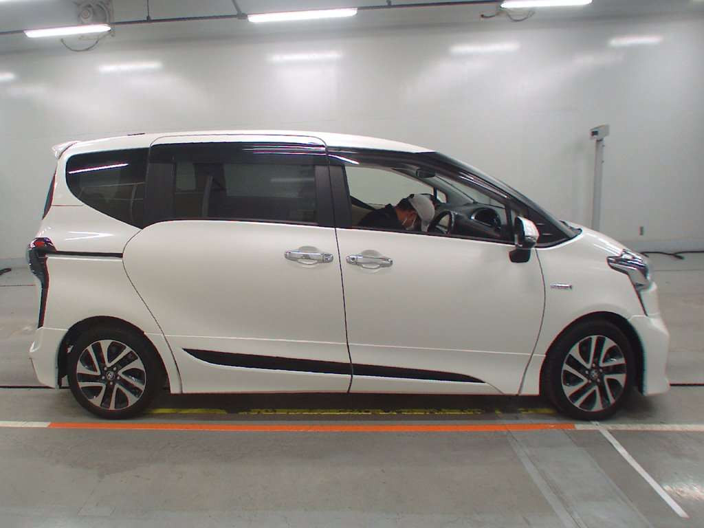 2017 Toyota Sienta NHP170G[2]