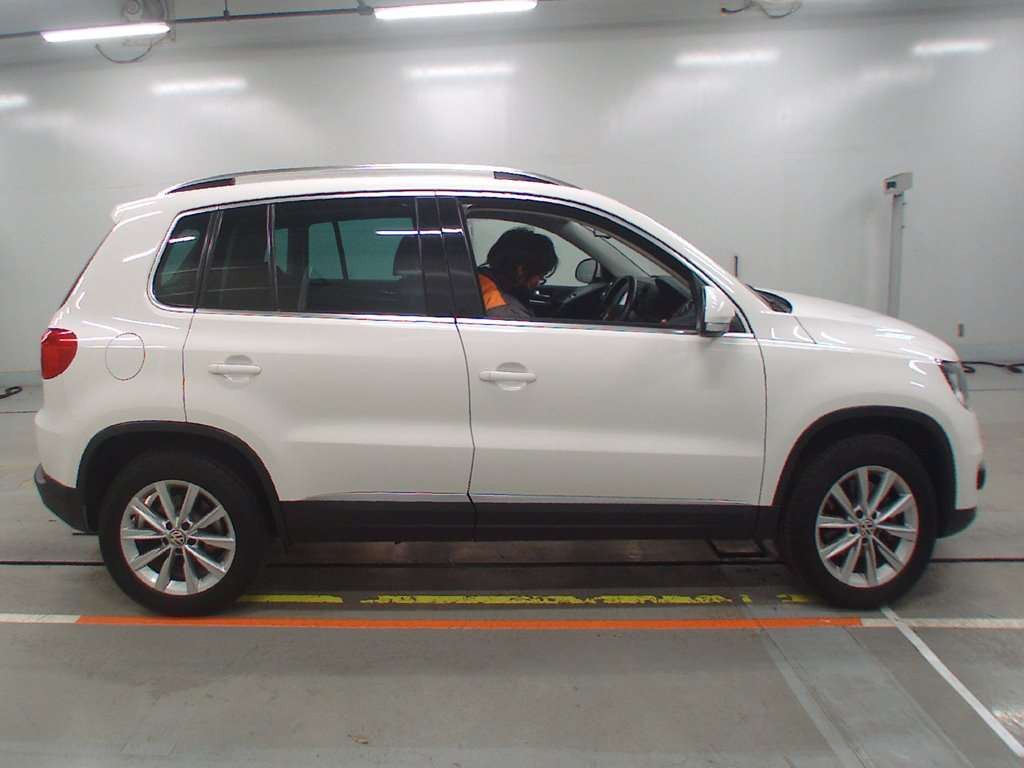 2014 Volkswagen Tiguan 5NCTH[2]