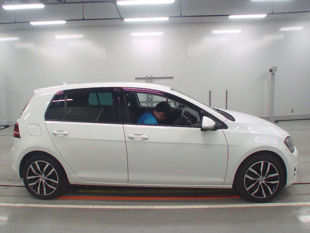 2017 Volkswagen Golf AUCPT[2]