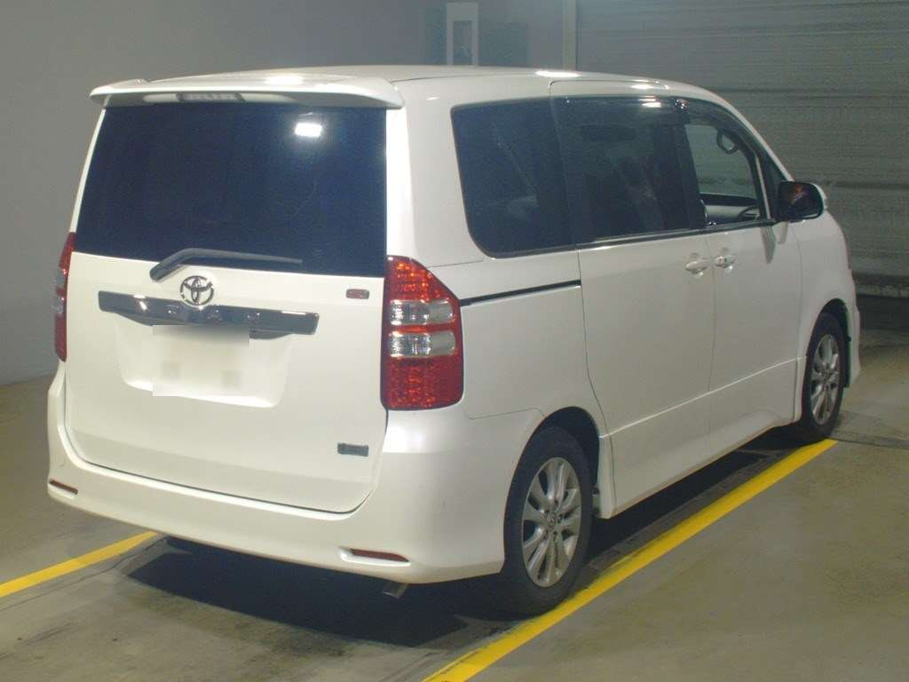 2011 Toyota Noah ZRR70W[1]