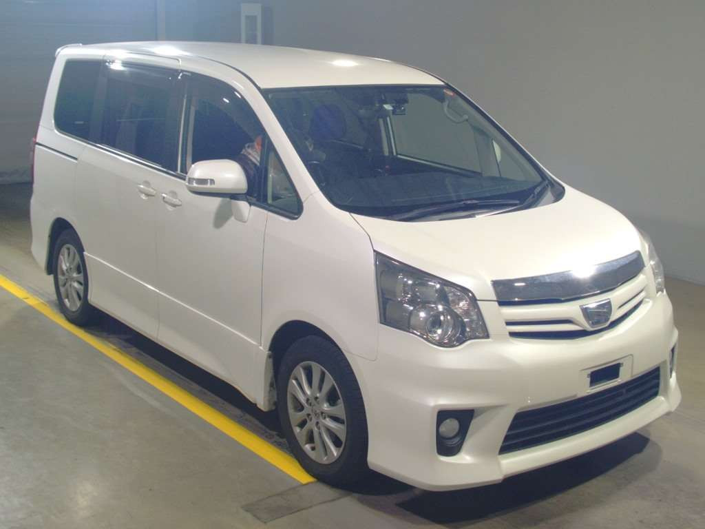 2011 Toyota Noah ZRR70W[2]