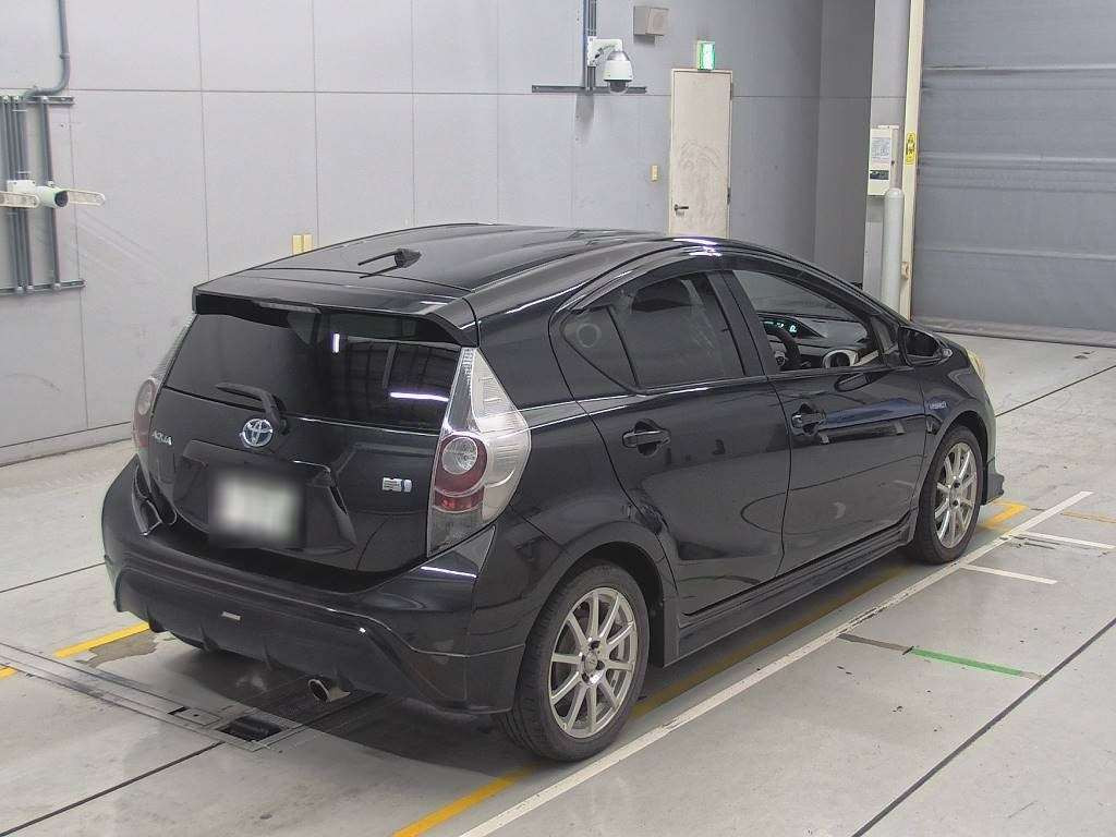 2012 Toyota Aqua NHP10[1]