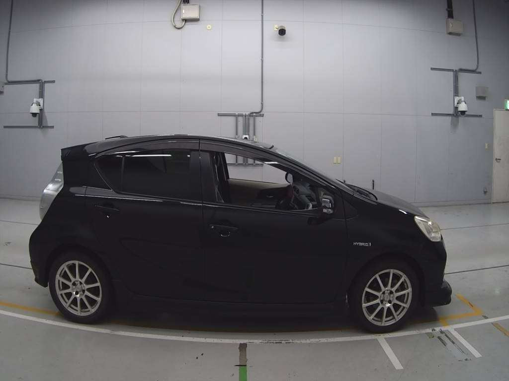 2012 Toyota Aqua NHP10[2]