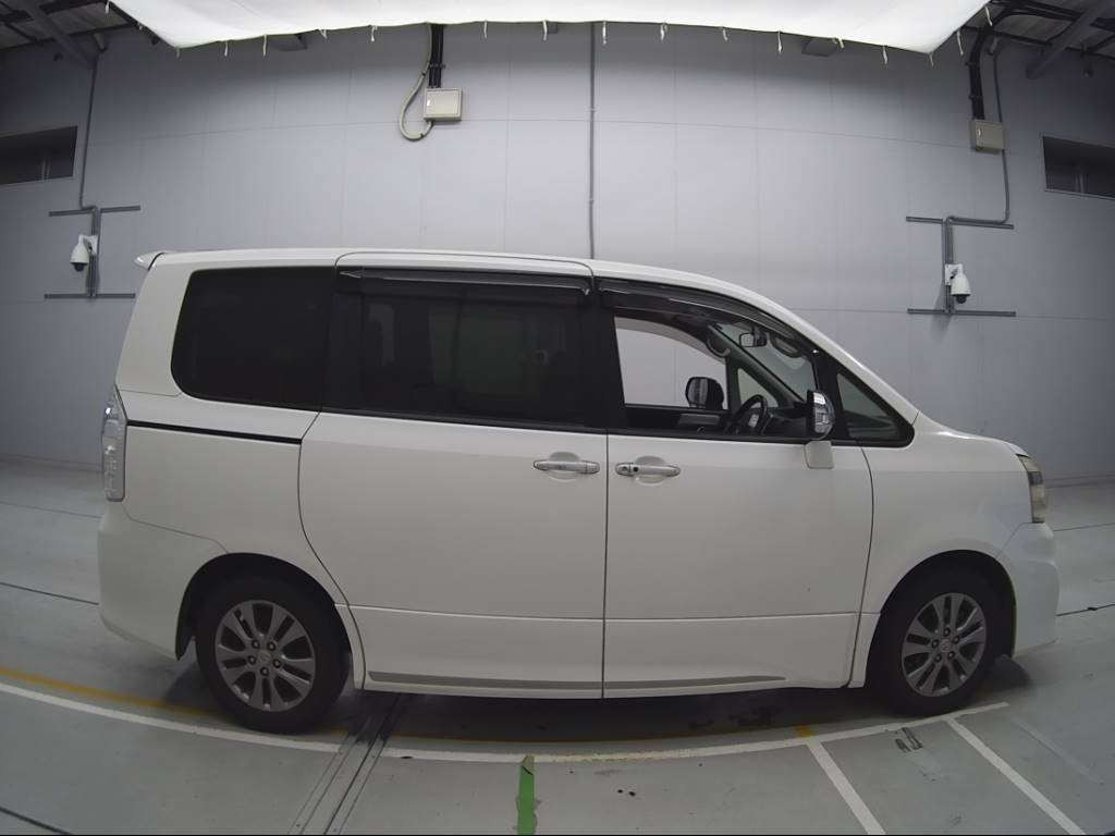 2013 Toyota Voxy ZRR70W[2]