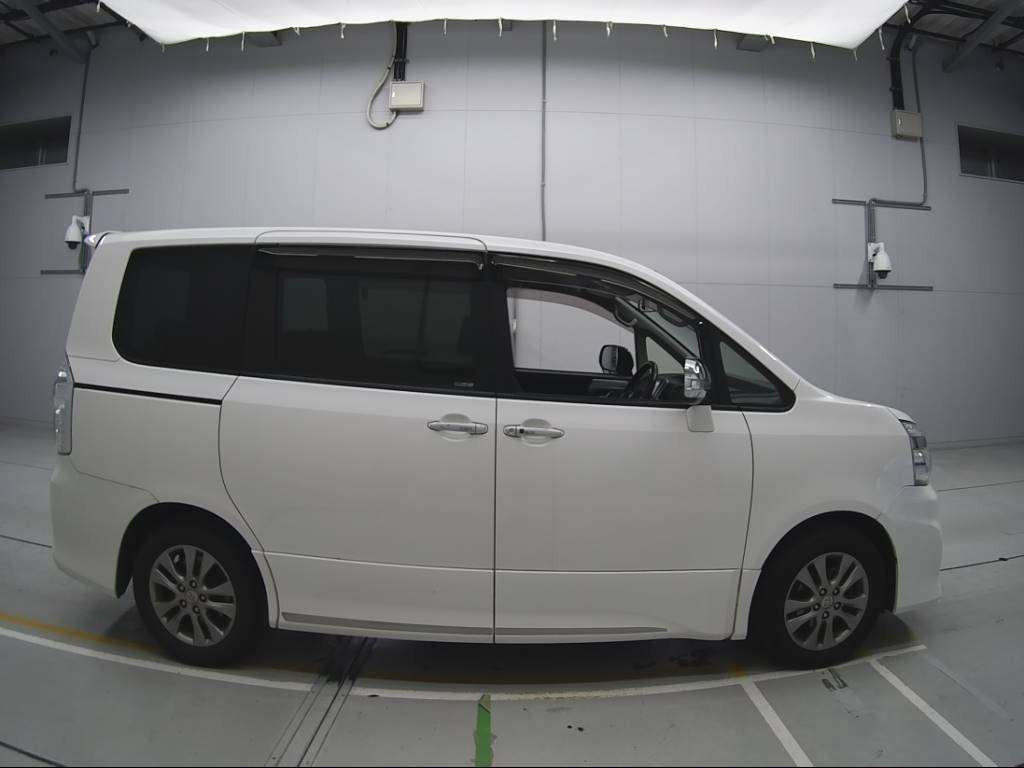 2013 Toyota Voxy ZRR70W[2]