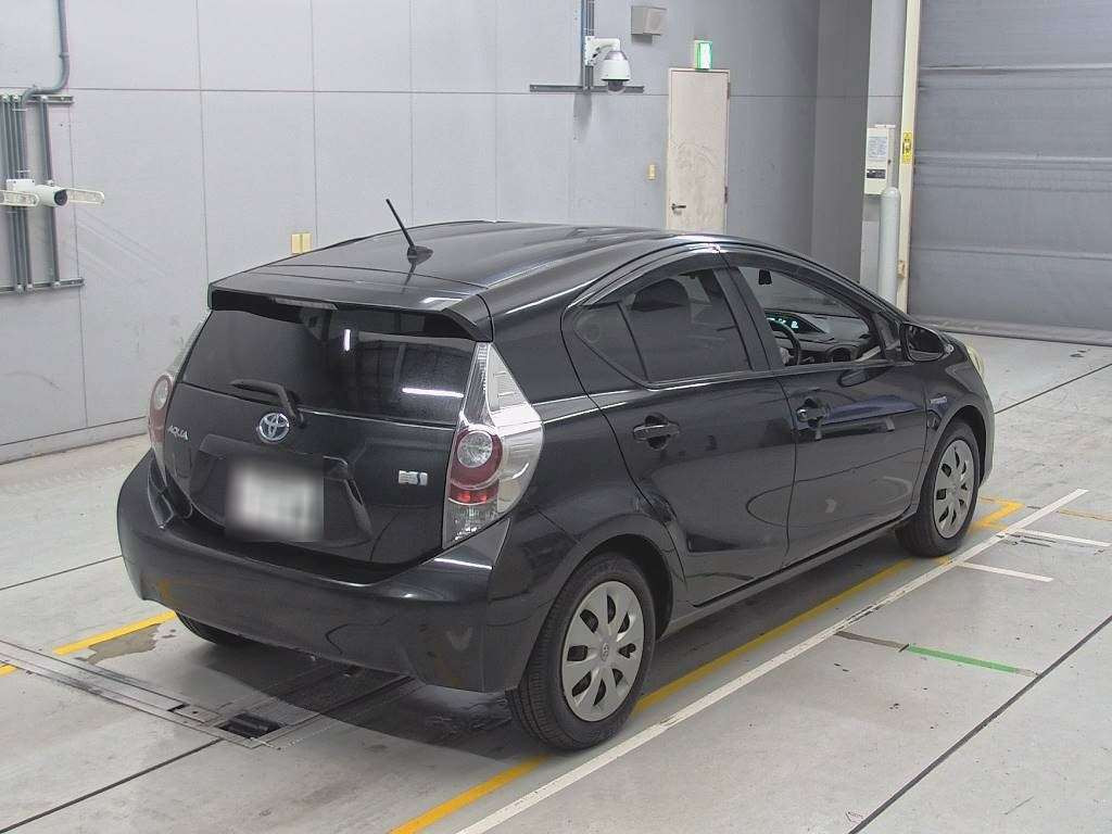 2012 Toyota Aqua NHP10[1]