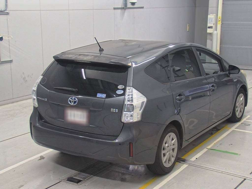 2011 Toyota Prius alpha ZVW41W[1]