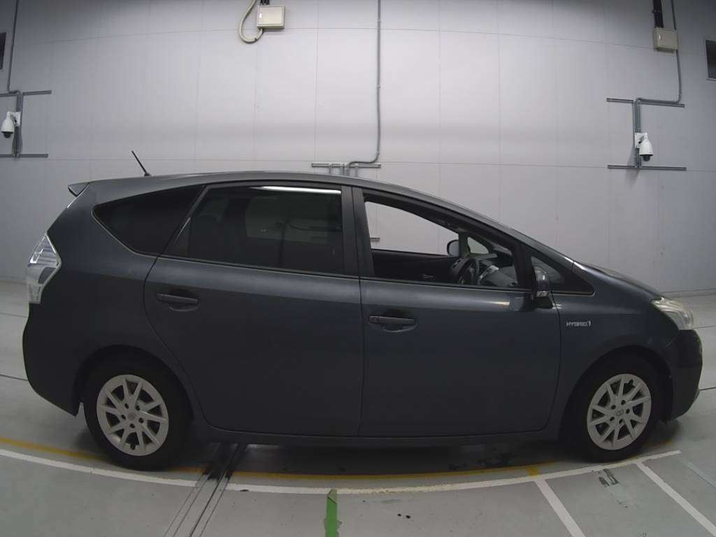 2011 Toyota Prius alpha ZVW41W[2]