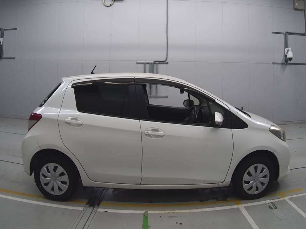 2013 Toyota Vitz KSP130[2]