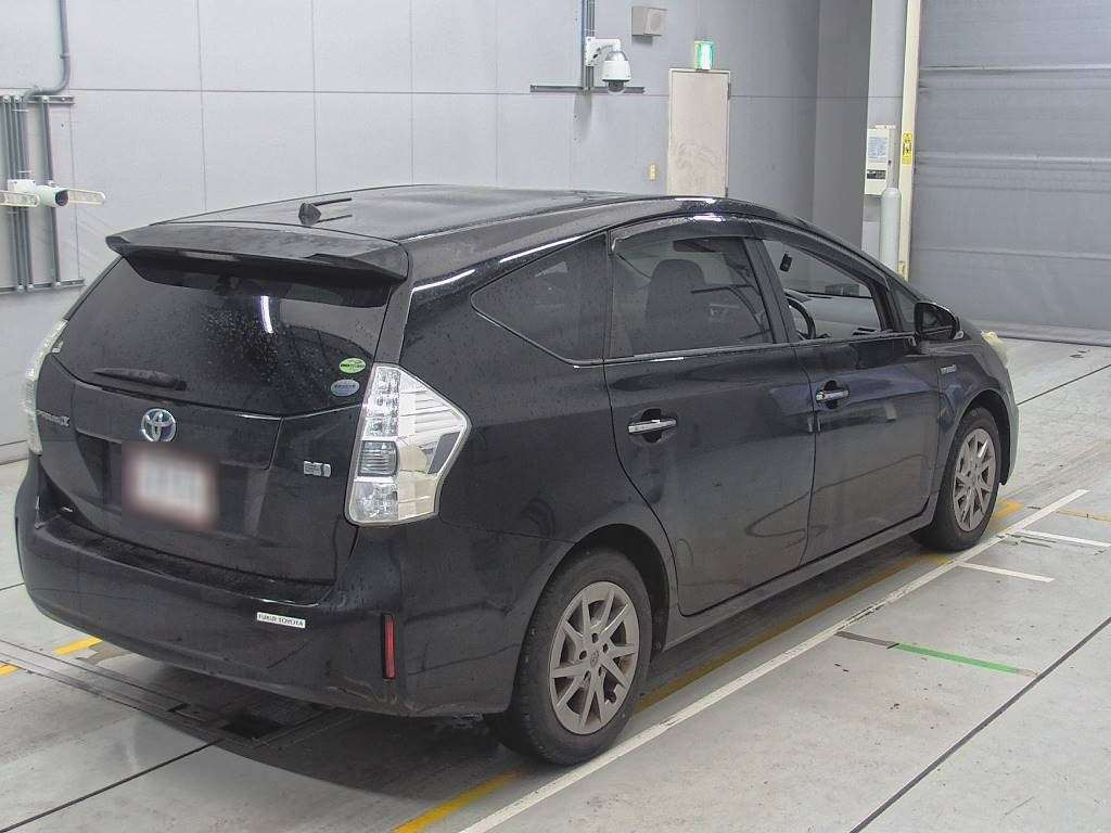 2013 Toyota Prius alpha ZVW40W[1]