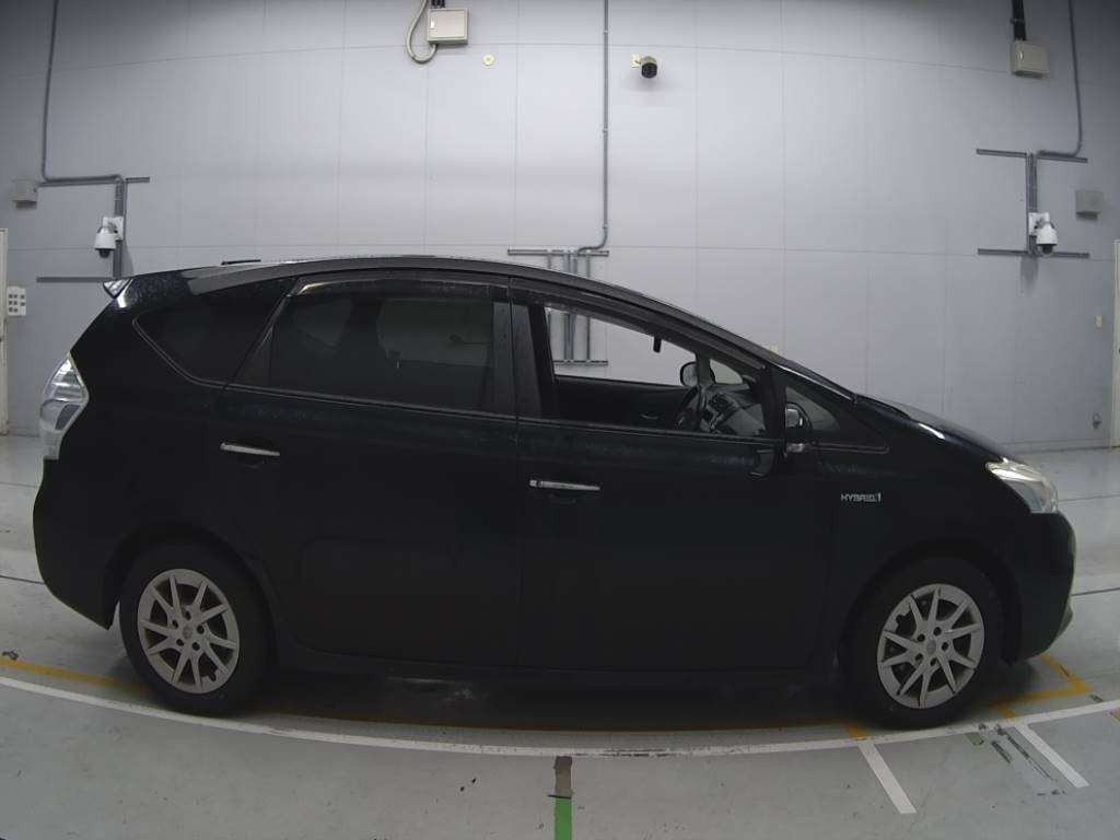 2013 Toyota Prius alpha ZVW40W[2]