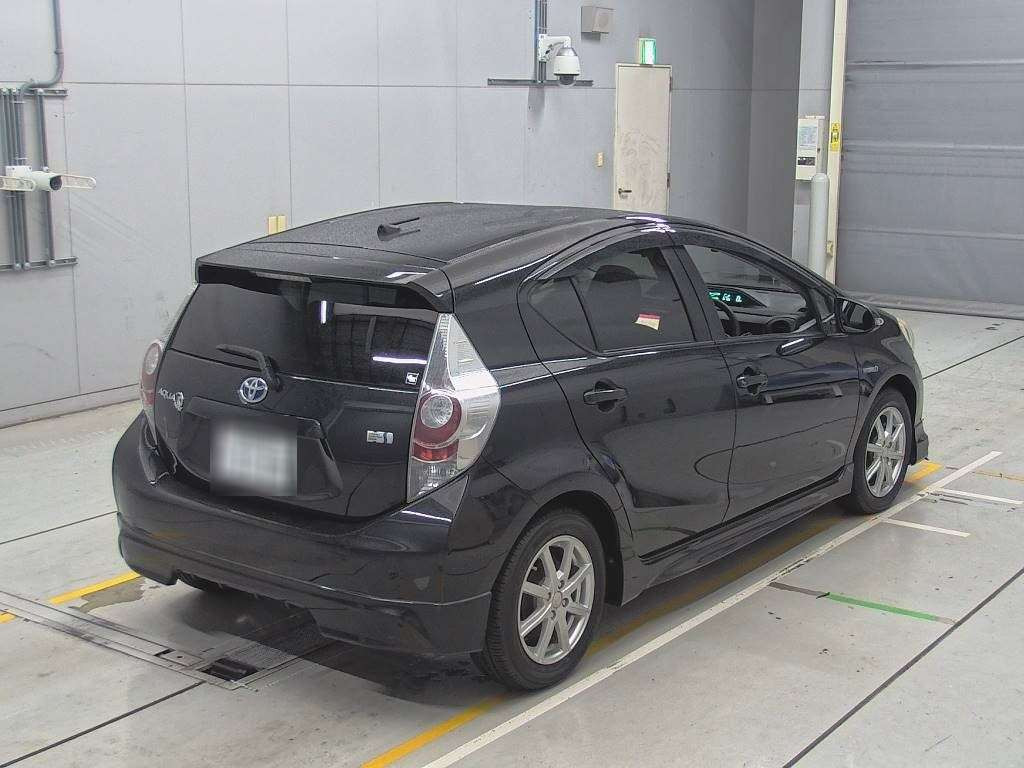 2012 Toyota Aqua NHP10[1]