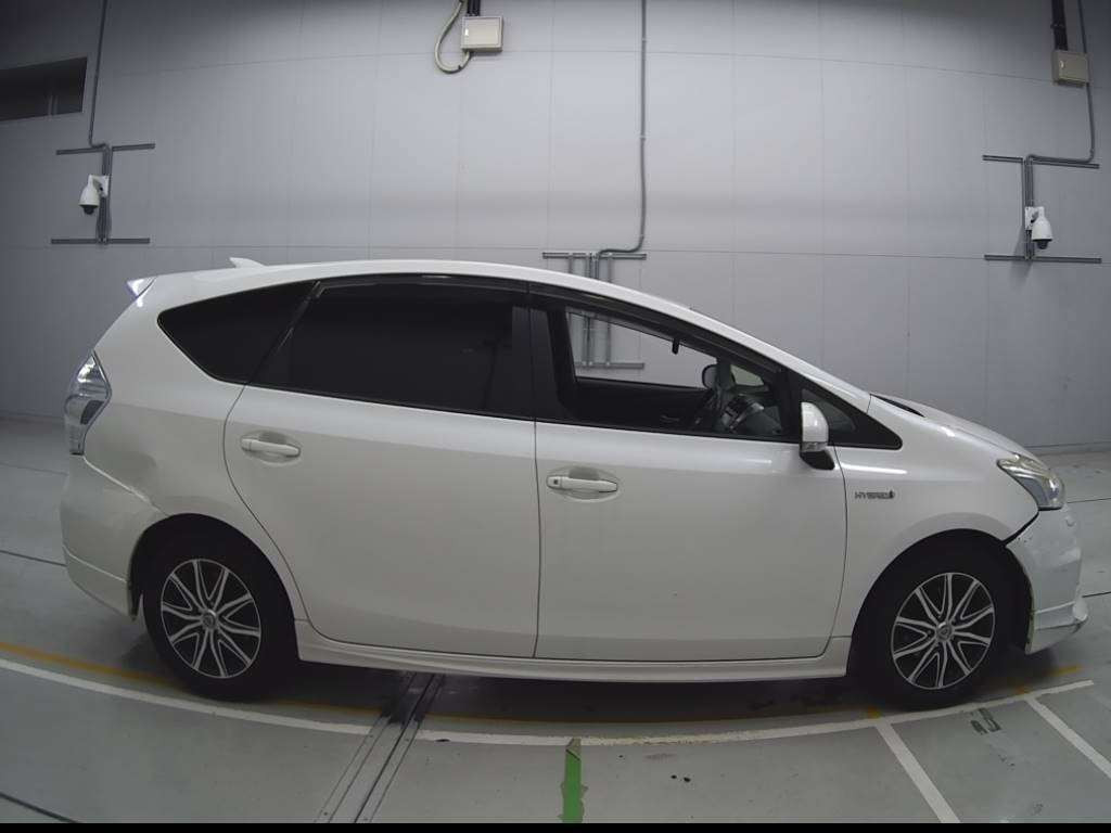 2012 Toyota Prius alpha ZVW41W[2]