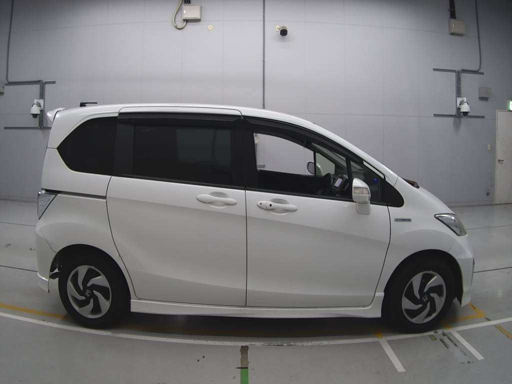 2014 Honda Freed hybrid GP3[2]