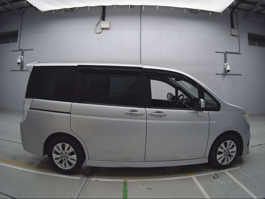 2010 Honda Step WGN Spada RK5[2]