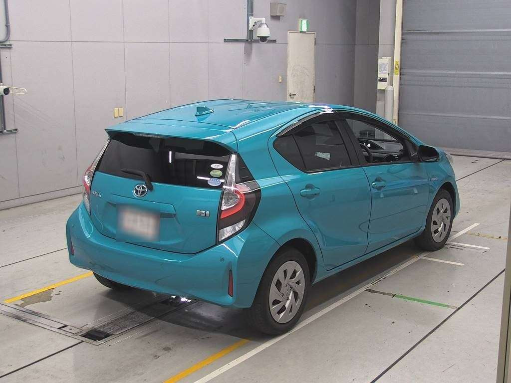 2020 Toyota Aqua NHP10[1]