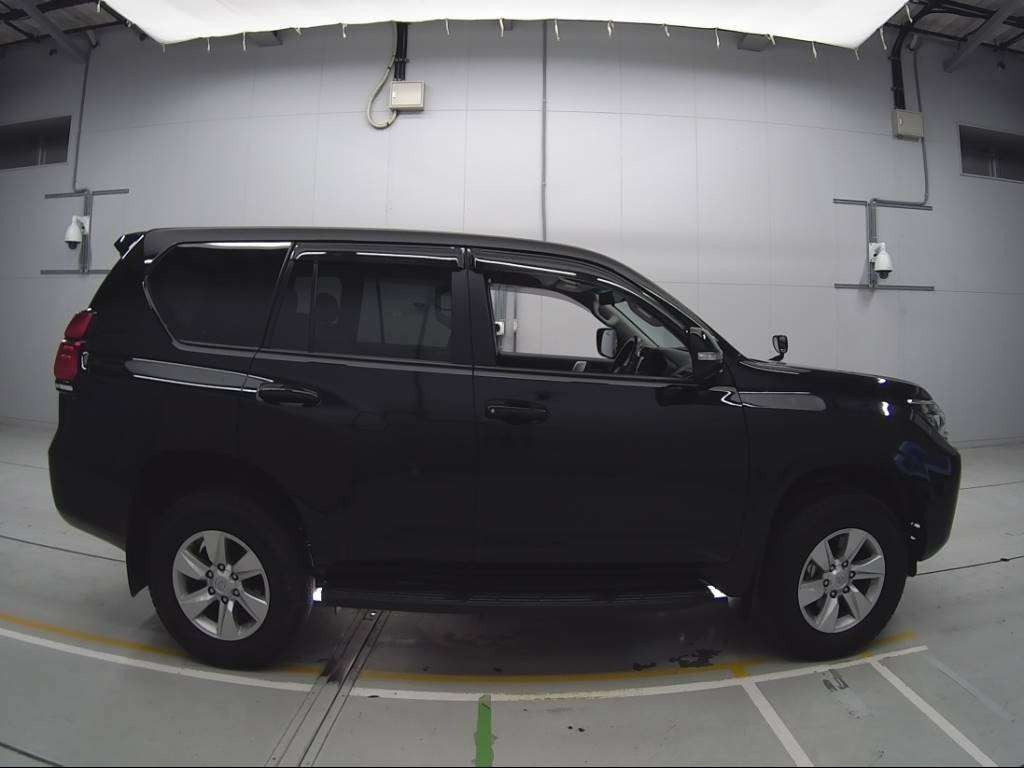 2017 Toyota Land Cruiser Prado TRJ150W[2]