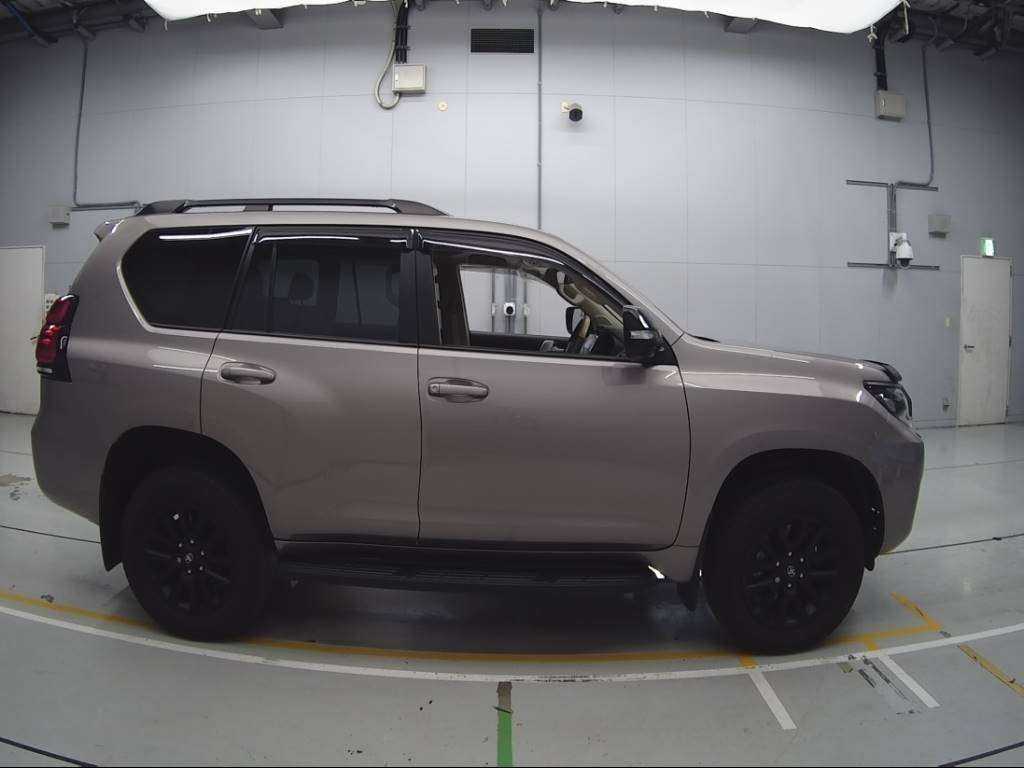 2023 Toyota Land Cruiser Prado TRJ150W[2]