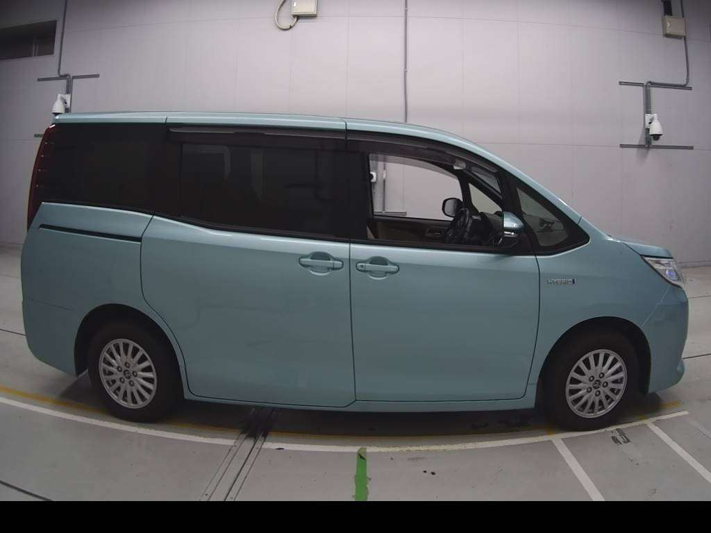 2016 Toyota Noah ZWR80G[2]