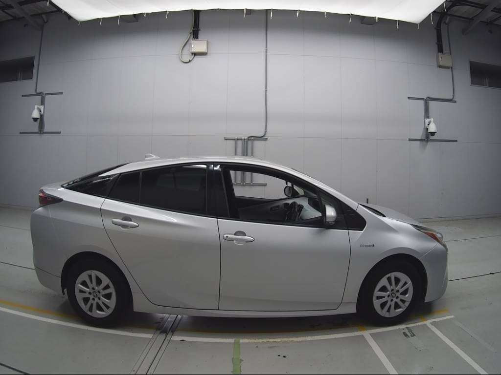 2016 Toyota Prius ZVW50[2]