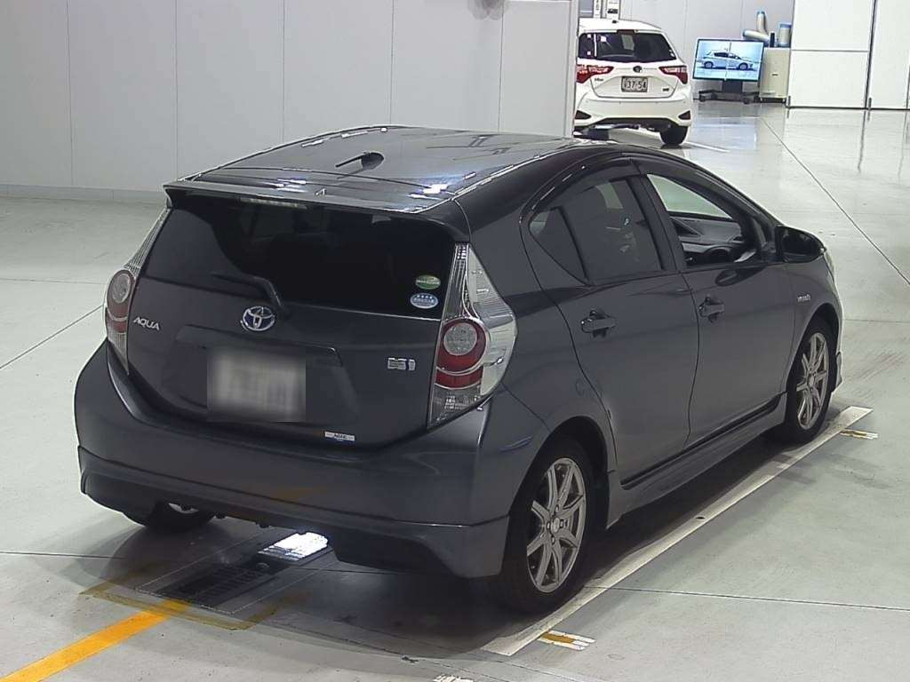 2013 Toyota Aqua NHP10[1]