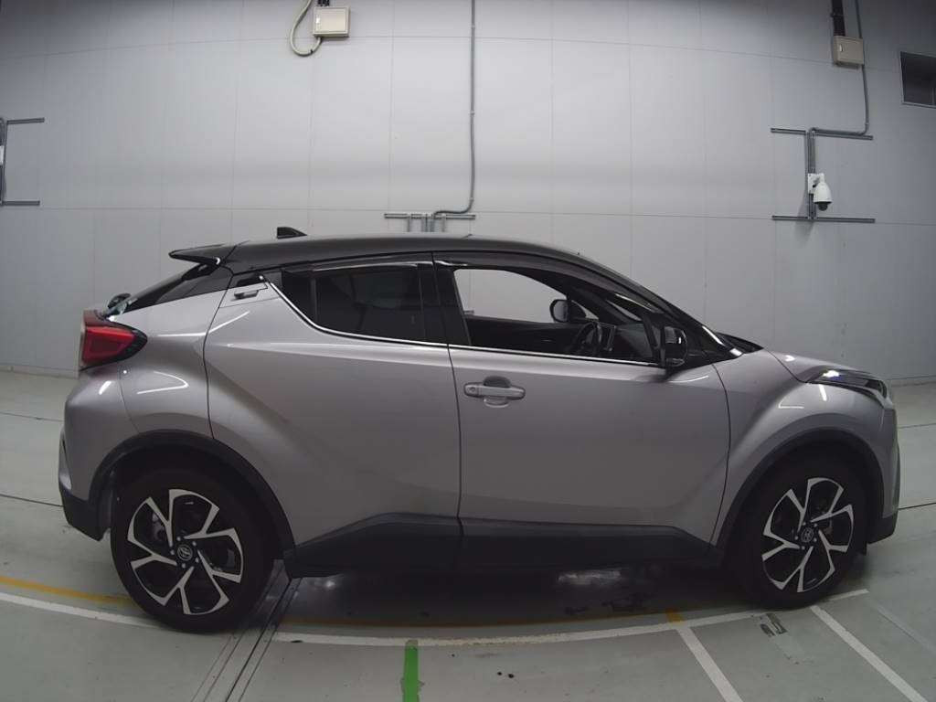 2017 Toyota C-HR NGX50[2]