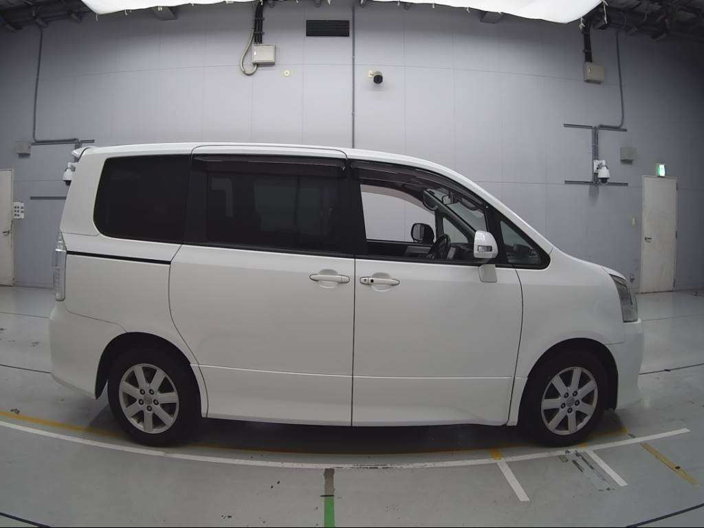 2008 Toyota Noah ZRR70W[2]