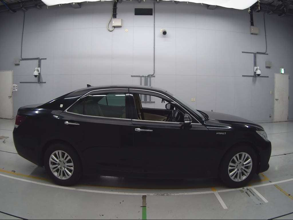 2013 Toyota Crown Hybrid AWS210[2]