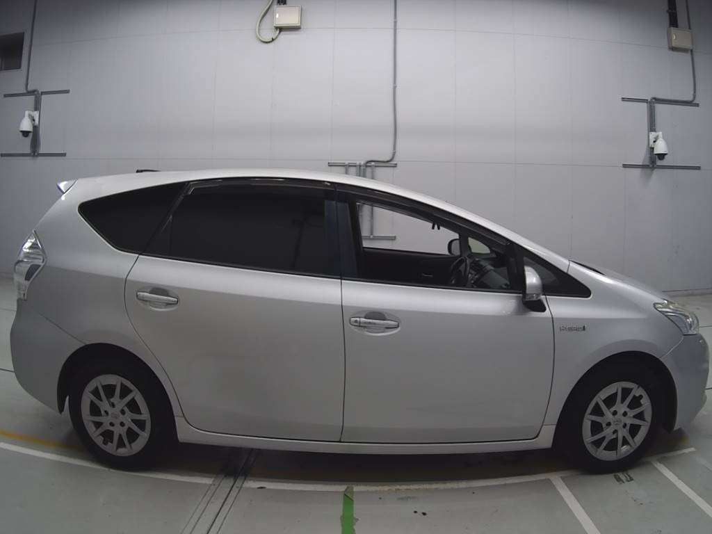 2015 Toyota Prius alpha ZVW41W[2]