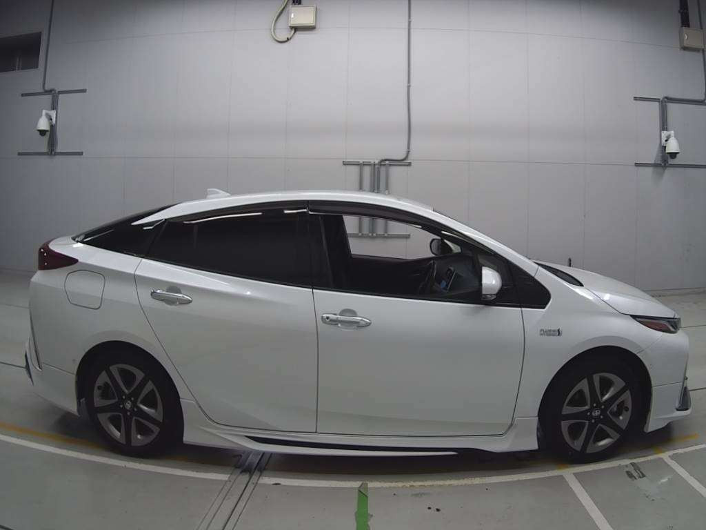 2020 Toyota Prius PHV ZVW52[2]