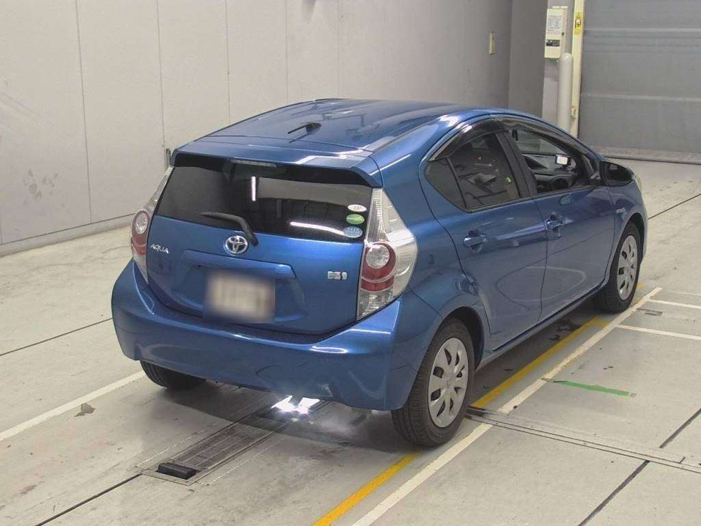 2013 Toyota Aqua NHP10[1]