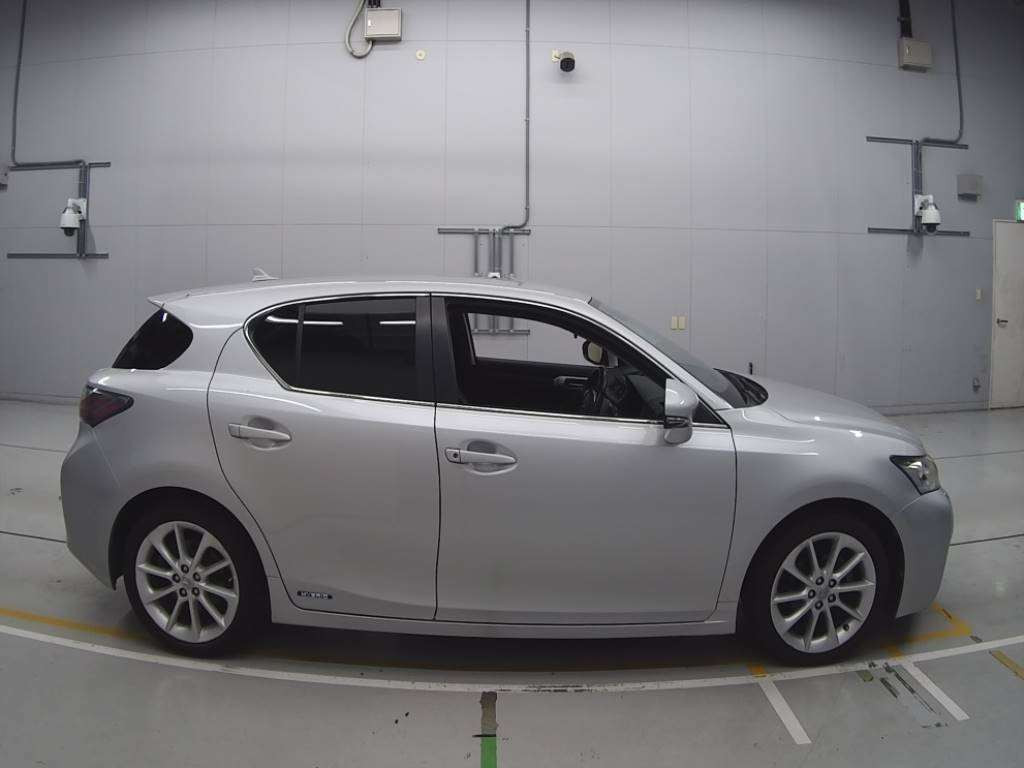 2011 Lexus CT ZWA10[2]