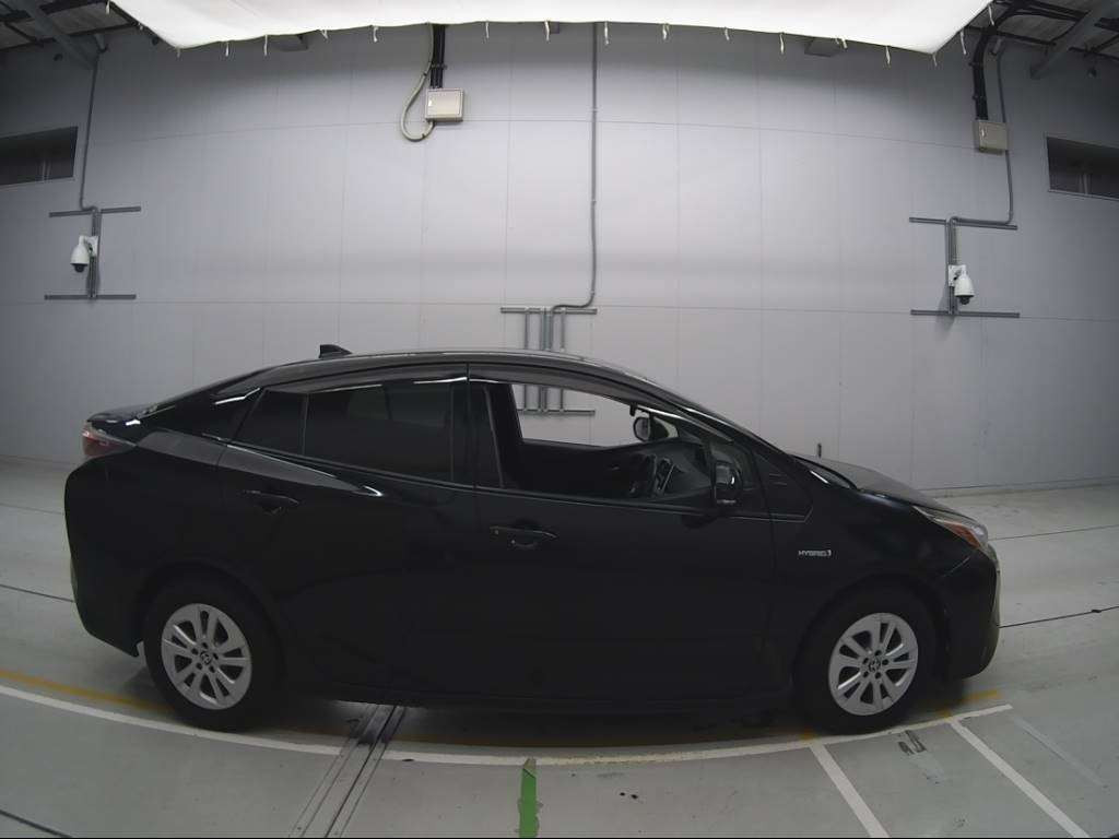 2016 Toyota Prius ZVW50[2]