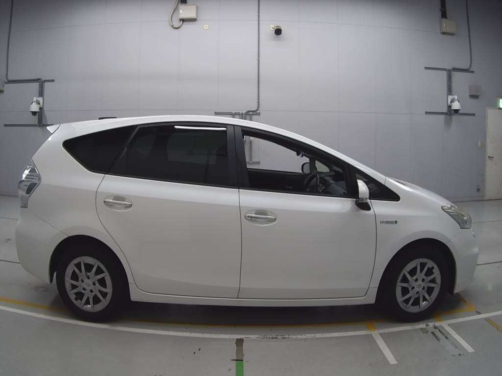 2014 Toyota Prius alpha ZVW41W[2]